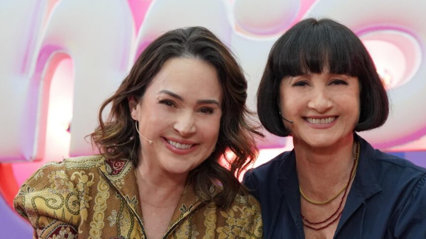 Gabriela Duarte e Zezé Polessa lado a lado, sorridentes, no palco do Caldeirão com Mion