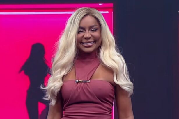 Cariúcha sorrindo no cenário do Superpop
