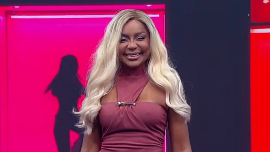 Cariúcha sorrindo no cenário do Superpop