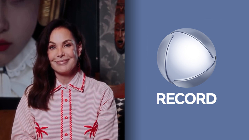 Carolina Ferraz sorridente dividindo tela com o logo da RECORD