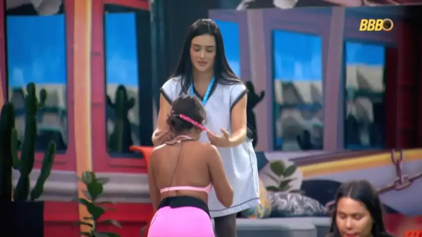 Jordana coloca cordão vermelho do monstro no pescoço de Gabriela no gramado do BBB 26