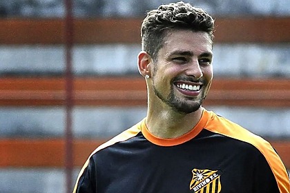 Cauã Reymond com a camisa do Divino FC na novela Avenida Brasil