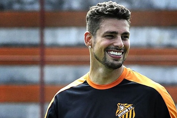 Cauã Reymond com a camisa do Divino FC na novela Avenida Brasil