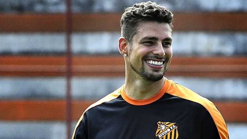Cauã Reymond com a camisa do Divino FC na novela Avenida Brasil