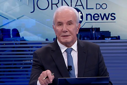 Celso Freitas na bancada em trecho do Jornal do SBT News