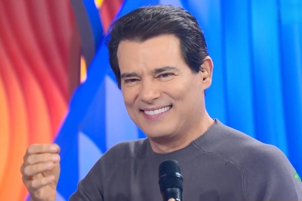 Celso Portiolli sorridente no palco do Domingo Legal