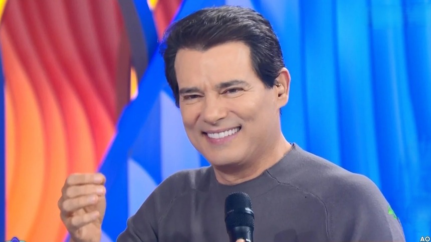 Celso Portiolli sorridente no palco do Domingo Legal