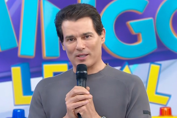 Celso Portiolli no cenário do Domingo Legal