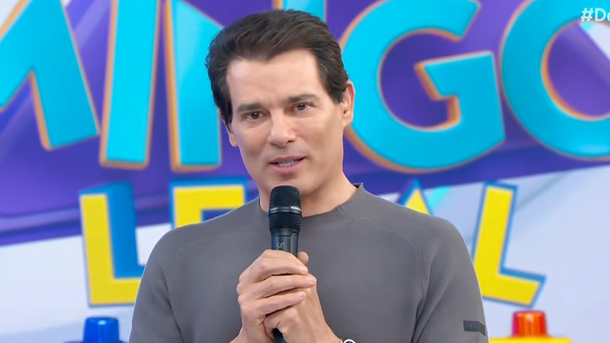 Celso Portiolli no cenário do Domingo Legal