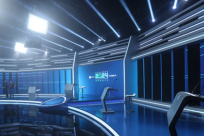 Cenário do Debate das Eleições na RECORD em parceria com o Estadão. Luzes azuis e bancadas em tons de cinza compõe o espaço bem alto e moderno com painéis de LED