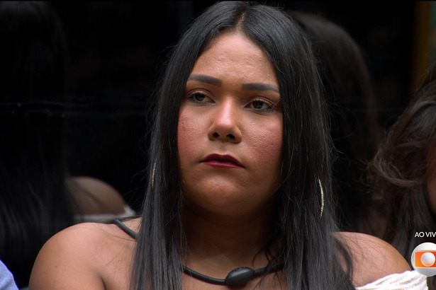 Chaiany sentada no sofá da casa antes de eliminada do BBB 26