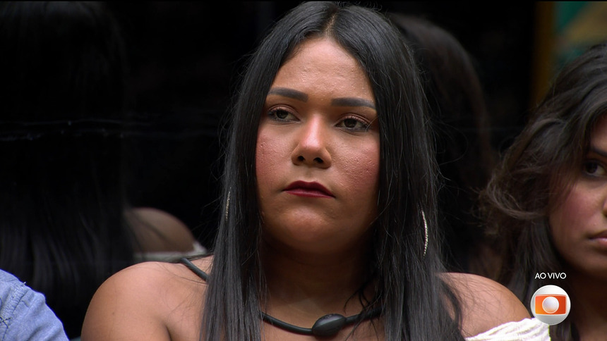 Chaiany sentada no sofá da casa antes de eliminada do BBB 26
