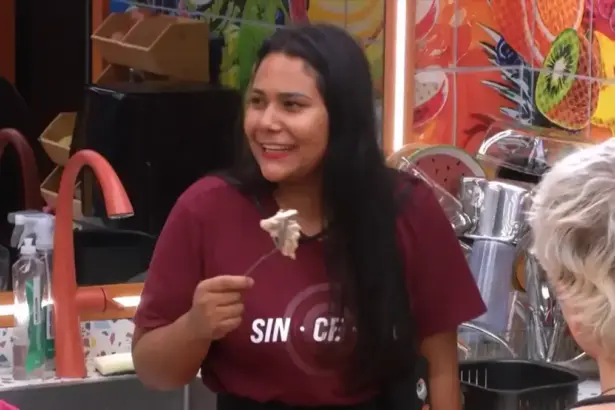 Chainay segura comida no garfo e sorrir enquanto recebe punição gravíssima na cozinha do VIP