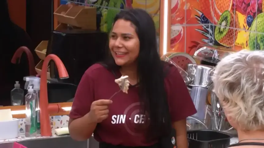 Chainay segura comida no garfo e sorrir enquanto recebe punição gravíssima na cozinha do VIP