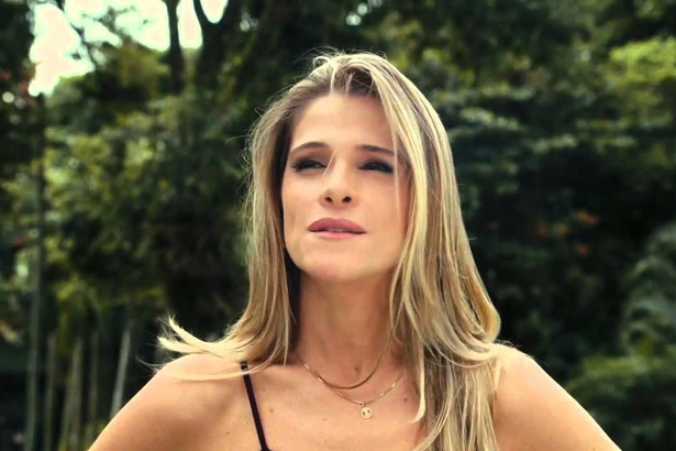 Ingrid Guimarães olhando para o horizonte em cena do filme De Pernas Para o Ar 2