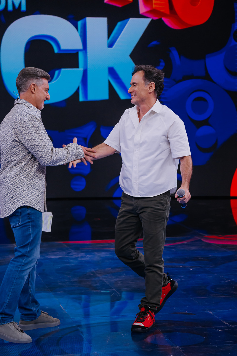 Luciano huck aperta mão de Enrique Diaz no palco do Domingão