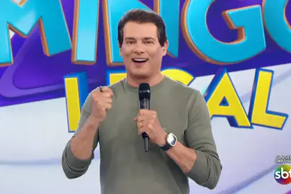 Celso Portiolli sorrindo no palco do Domingo Legal no SBT