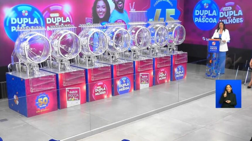Globos dos sorteios da Dupla Sena de Páscoa 2026 caracterizados com a identidade visual do sorteio