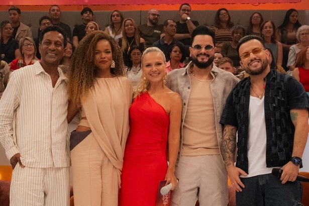 Luis Miranda, Jennifer Nascimento, Eliana e Diego & Victor Hugo abraçados a Eliana no palco do 'Em Família'
