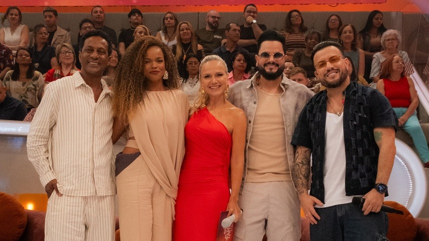 Luis Miranda, Jennifer Nascimento, Eliana e Diego & Victor Hugo abraçados a Eliana no palco do 'Em Família'