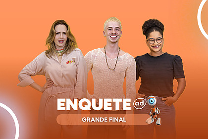 Ana Paula Renault, Juliano Floss e Milena lado a lado em pé na arte da enquete da Grande Final do BBB 26