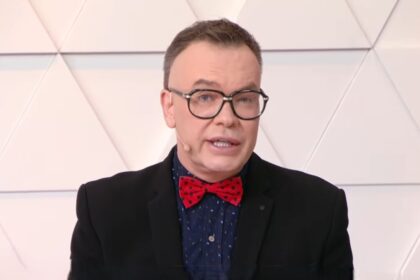 Felipeh Campos de grava borboleta vermelha sentado na bancada do Alô Você no SBT