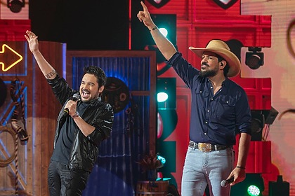 Fernando e Sorocaba cantando em trecho do quadro Dupla do Brasil no Caldeirão
