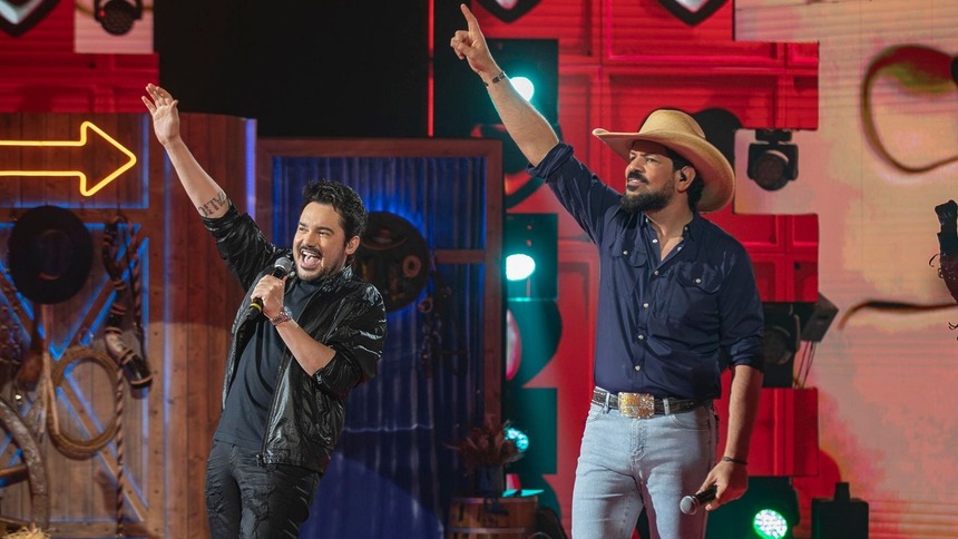 Fernando e Sorocaba cantando em trecho do quadro Dupla do Brasil no Caldeirão