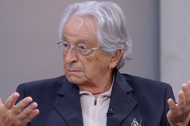 Fernando Gabeira gesticulando com as mãos em programa da GloboNews