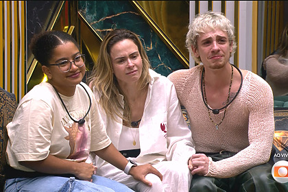 Milena, Ana Paula Renault e Juliano Floss sentados no sofá do BBB 26, chorando emocionados