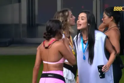 Gabriela discute com Jordana apontando o dedo para ela no gramado do BBB 26