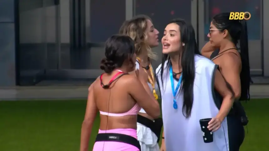 Gabriela discute com Jordana apontando o dedo para ela no gramado do BBB 26