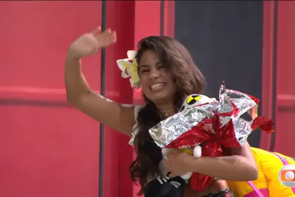 Gabriela acena e dá adeus na porta de saída do cenário do BBB 26. Sister chora e segura um boneco dummy no braço