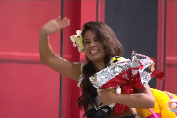 Gabriela acena e dá adeus na porta de saída do cenário do BBB 26. Sister chora e segura um boneco dummy no braço