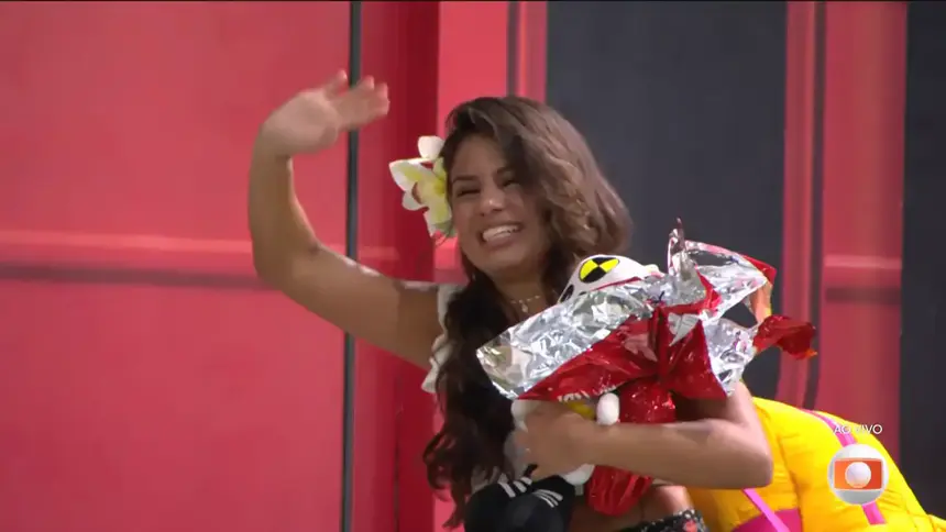 Gabriela acena e dá adeus na porta de saída do cenário do BBB 26. Sister chora e segura um boneco dummy no braço