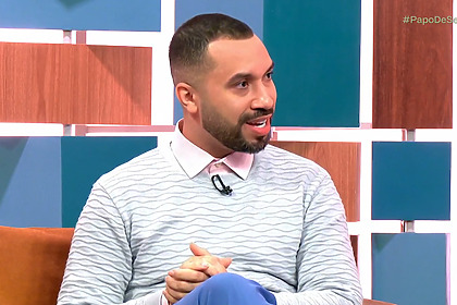 Gil do Vigor falando sobre sexualidade no sofá do Papo de Segunda