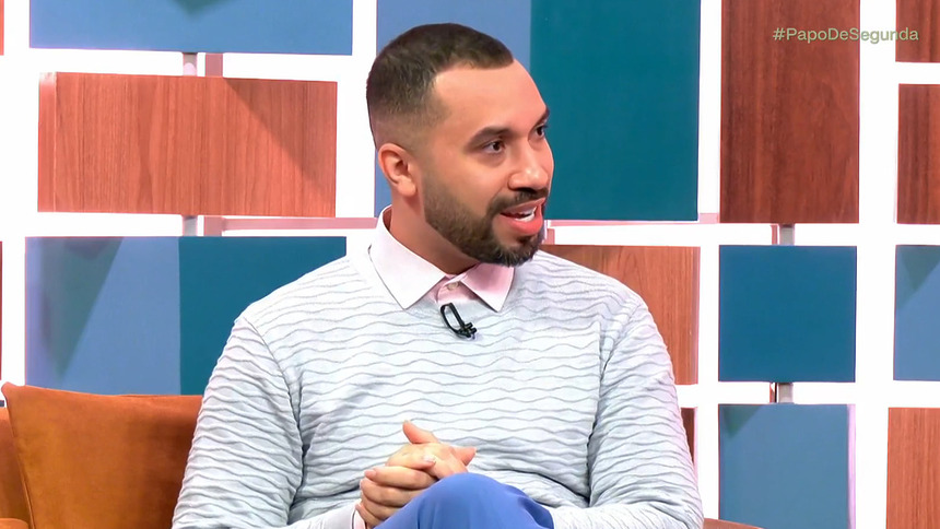 Gil do Vigor falando sobre sexualidade no sofá do Papo de Segunda