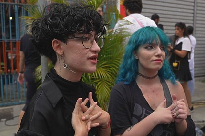 Dois jovens em trecho de entrevista ao Globo Repórter sobre cultura de fãs