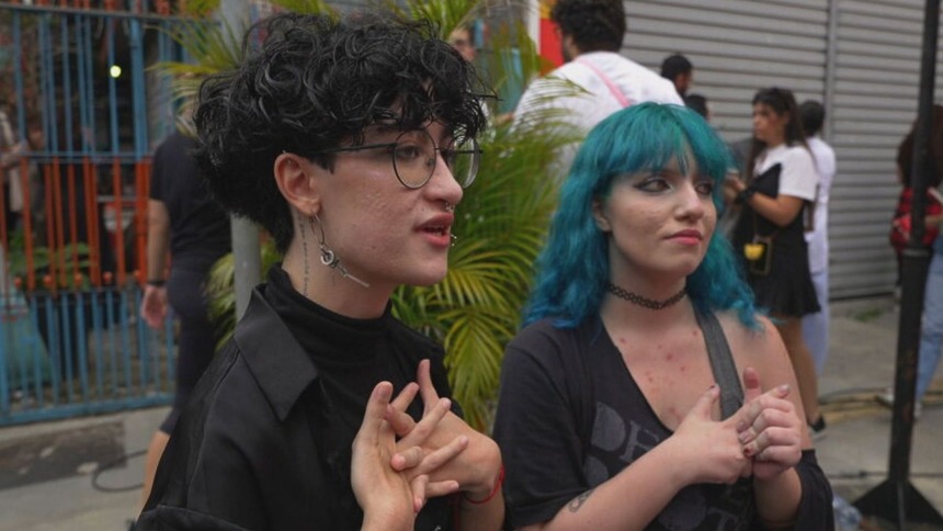 Dois jovens em trecho de entrevista ao Globo Repórter sobre cultura de fãs