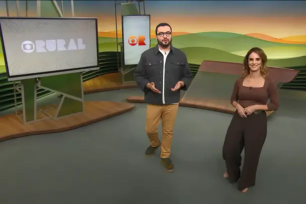 Pedro Málaga ao lado de Helen Martins. Os dois estão em pé no centro do cenário do Globo Rural