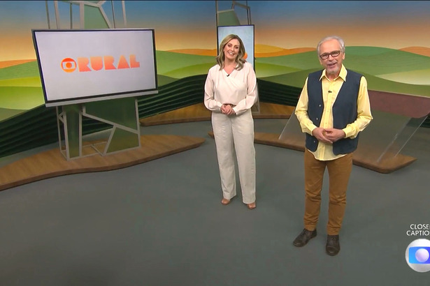 Cristina Vieira ao lado de Nélson Araújo sorridentes no centro do palco do Globo Rural
