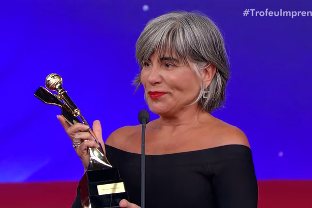 Gloria Pires segurando a estatueta, em trecho de homenagem no Troféu Imprensa