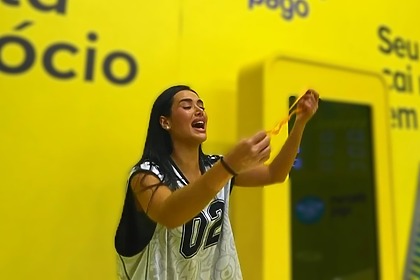 Jordana segura o colar de Líder e chora no cenário da Prova do Líder do BBB 26