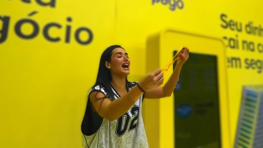 Jordana segura o colar de Líder e chora no cenário da Prova do Líder do BBB 26