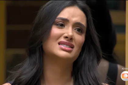 Jordana com semblante de choro na sala do BBB 26