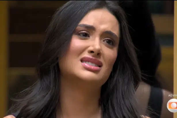 Jordana com semblante de choro na sala do BBB 26