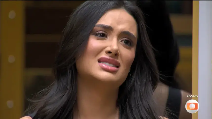 Jordana com semblante de choro na sala do BBB 26
