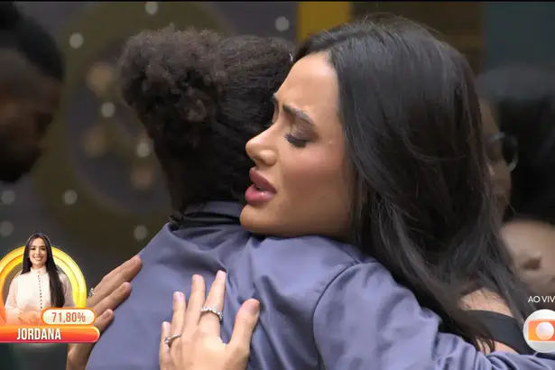 Milena abraça Jordana na sala do BBB 26