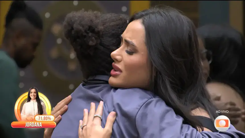 Milena abraça Jordana na sala do BBB 26