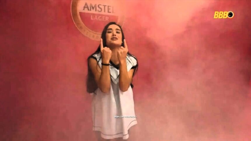 Jordana levanta os dois dedos para o alto comemorando a vitória na Prova do Anjo